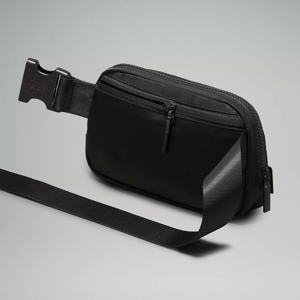 Lululemon Black Everywhere Belt Bag 1L - Picture 3 of 6